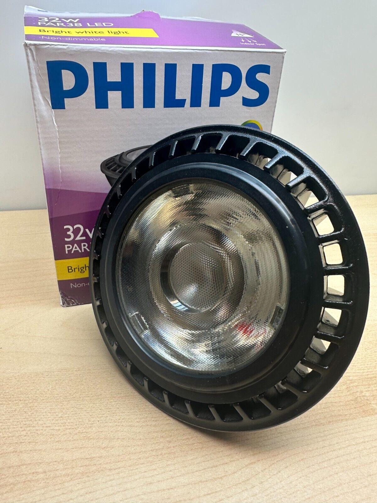 Philips PAR38 LED 32W 2800 Lumens E26 Medium Base Indoor SPOT (Black)