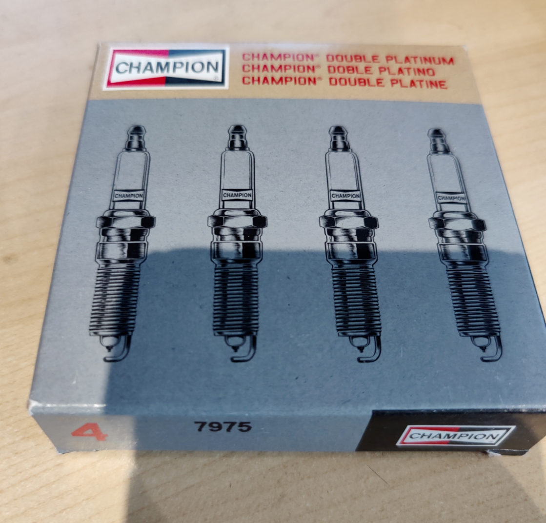 Pack of 4 Double Platinum Champion Spark Plug 7975 REC10PYPB4