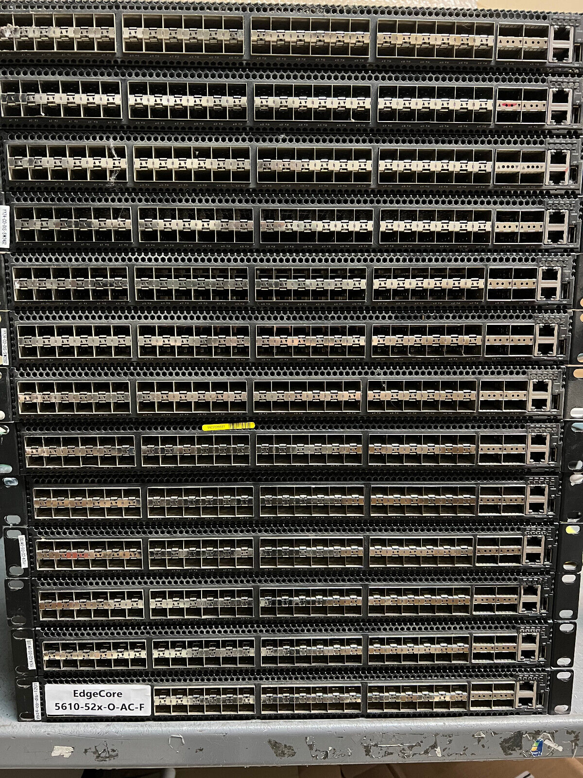 Edge-Core AS5610-52X 48-Ports rack-mountable Switch 5610-52X-OI-AC-F